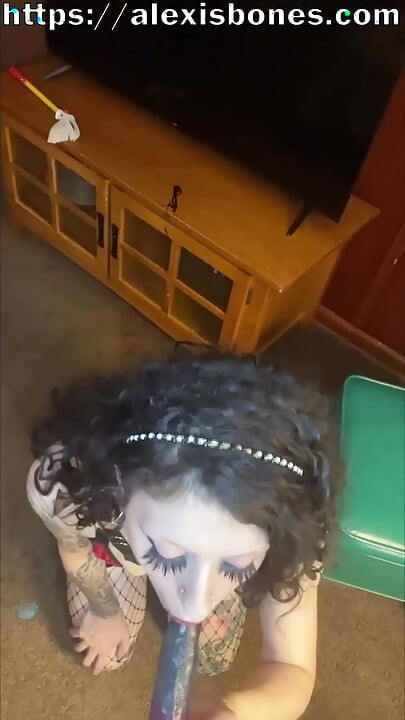 我娇小的哥特语女仆一直弯下腰，我情不自禁