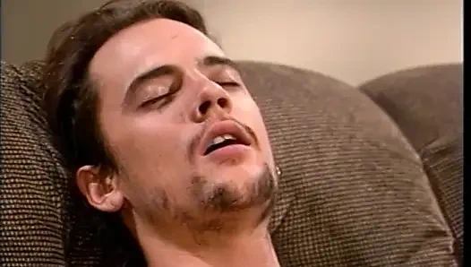 Büyük memeli siyah saçlı kız büyük yarak emiyor