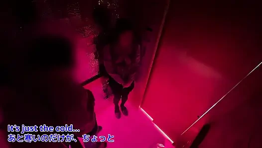 Aufzug-sex. Bürogebäude im Urlaub. ein mann und eine Frau treffen sich zum ersten mal und haben sex, creampie.