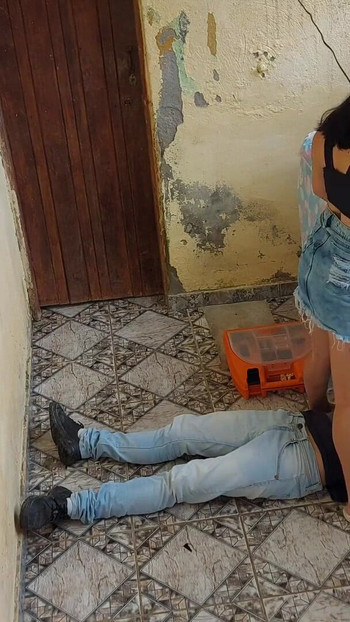 Morate vidjeti trenutak iz "Udana vruća žena plaća vodoinstalatera poskakujući na kurcu dok muž radi"