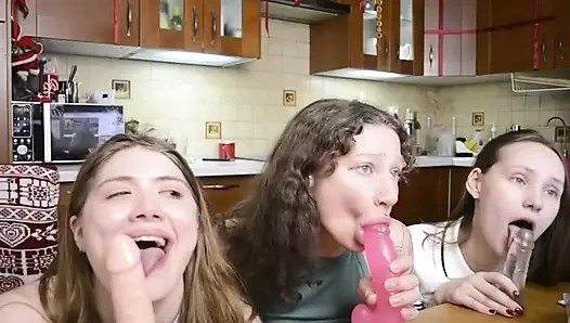 Versaute schlampen-freundinnen lutschen dreier tief heiß