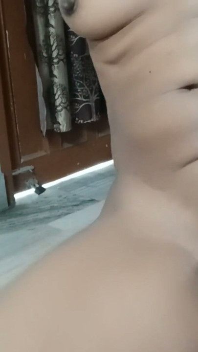 Chica de 18 años desnuda con la concha mojada esperando tu verga negra | Clip 1
