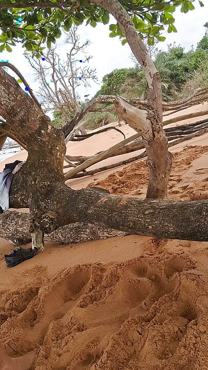 Ladysilva sissy desnuda en la playa queriendo osu en su gran culo bronceado