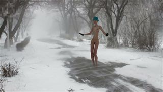 Naakt meisje dat in sneeuwstorm danst