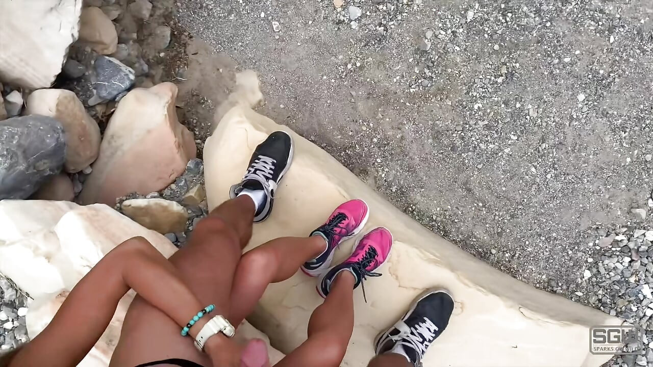 Sıcak çift motosikletle gidip sikişip yalıyor