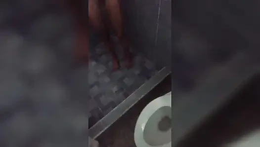 Üvey kız kardeşimin sıska kız arkadaşını duşta buluyorum