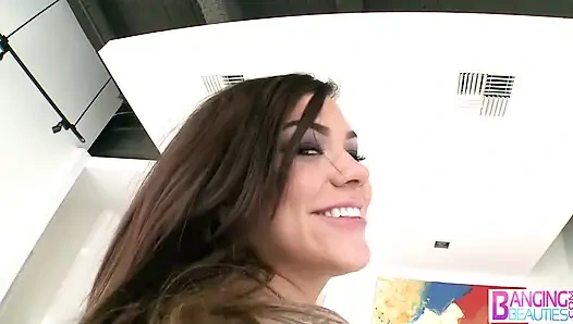 Четыре шлюшки командуют до глубокой глотки большого члена в грязном тройничке