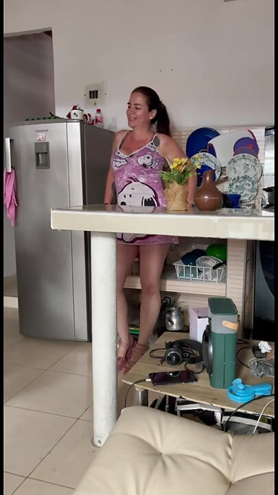 繼母在廚房裡用她的巨乳自慰