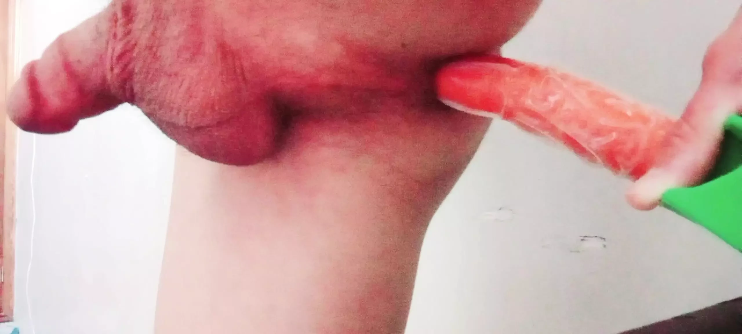 Sin consolador? ¡No hay problema! Usando una zanahoria para jugar con culo profundo! 🥕