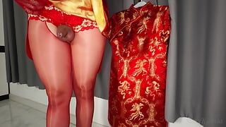 Travestiet masturbeert in rode Chinese jurk