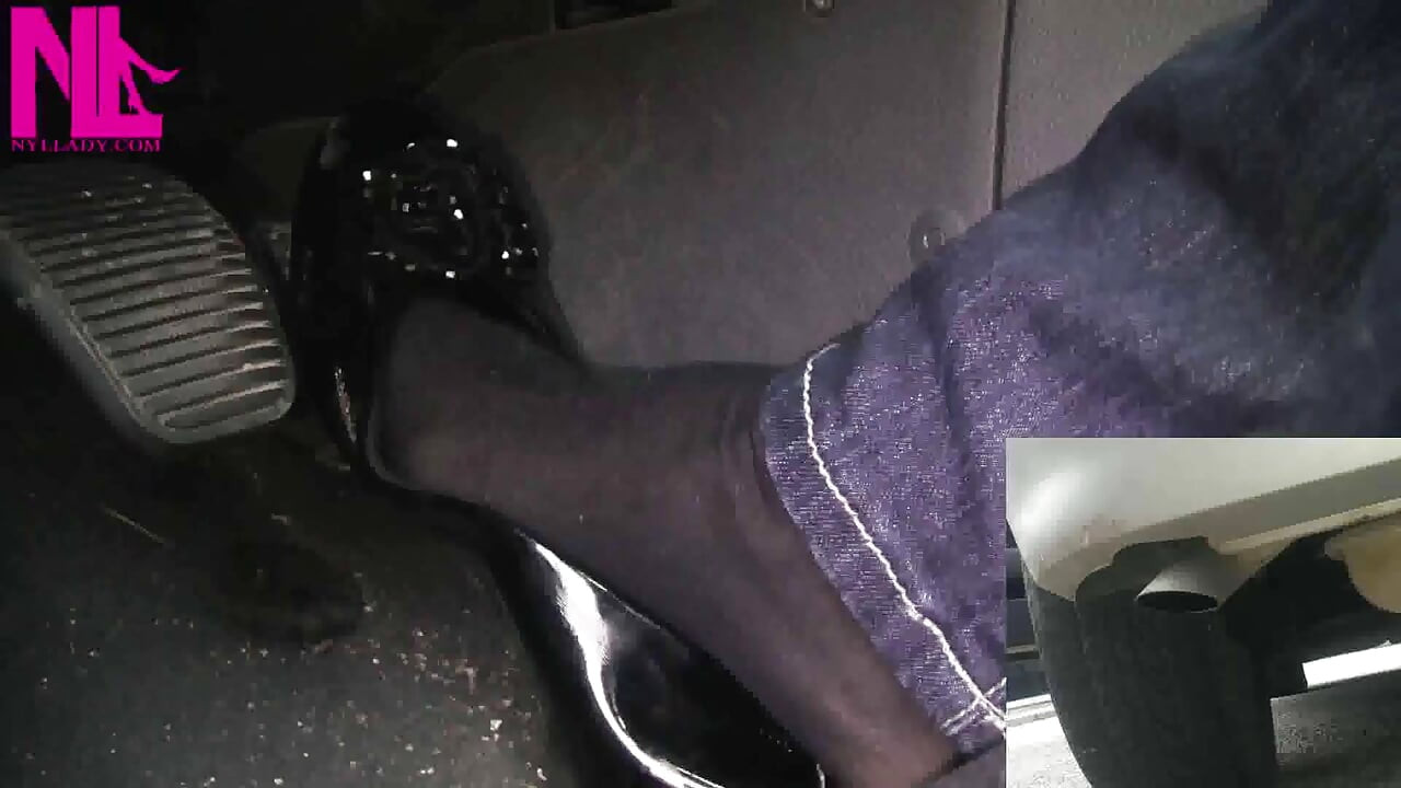 met uitlaatshot in zwarte ballerina's