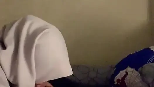Sessizce üvey kız kardeşimin yarağını sikiyorum