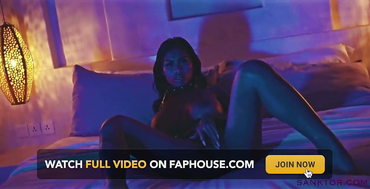 Sanktor - itaatkar dövmeli Asyalı köle orta yaşlı seksi kadın striptiz yapıyor