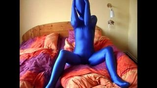 Schöne Frau masturbiert in blauem Zentai