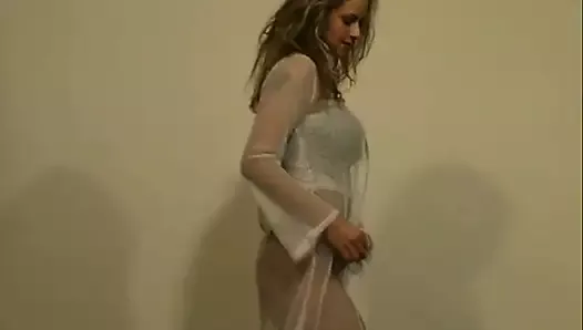 La première performance porno d’Alexia est une pute blonde à forte poitrine qui se touche pour ton plaisir
