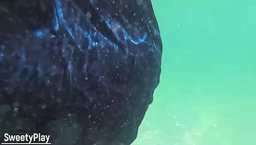 Orang asing crot di dalam memekku di pantai. Creampie di bawah air