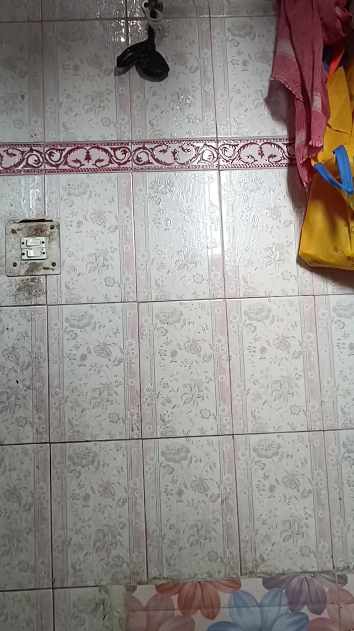 İç çamaşırlı yakışıklı boşalma ve inlerken banyo yapıyor