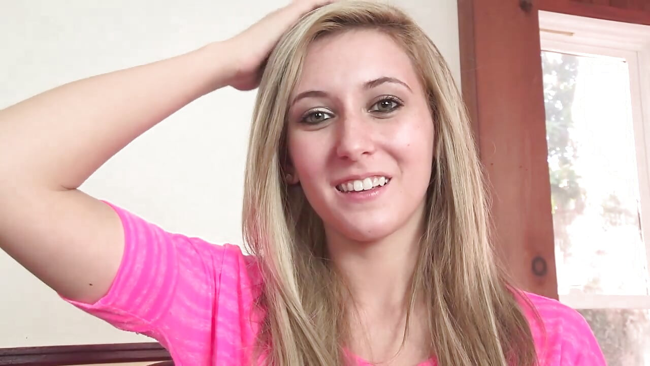 Jovem loira prefere ser fodida por professor em vez de estudar
