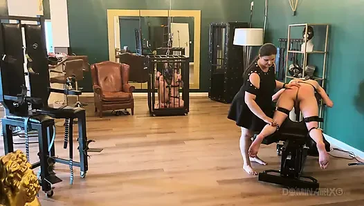 Dominatrix zindanında sidik sırılsıklam bağlı köleler