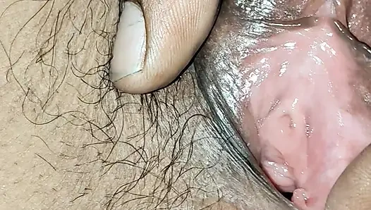 Girlfriend ke chut me ungli ghusa di closeup