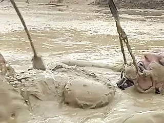 Deutsche Domina zwingt die dicktittige Sklavin in Schlamm!