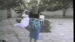 Ragazza francese viene scopata mentre indossa un abito da sposa bianco