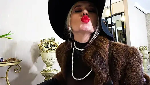 Kürk manto ve deri eldivenler giyen femme fatale