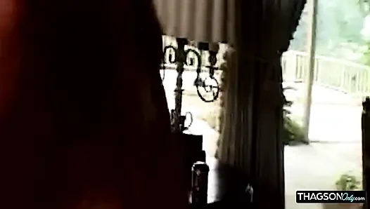 Salya akıtan gırtlağına kadar zonklayan yarakla gırtlağına kadar öğürüyor