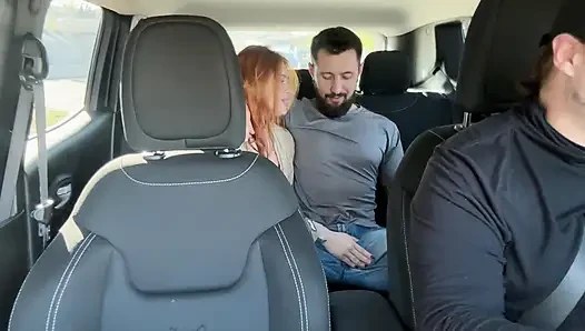 Çifti Uber'imle yakaladım ve arka koltukta kalmaları için bıraktım