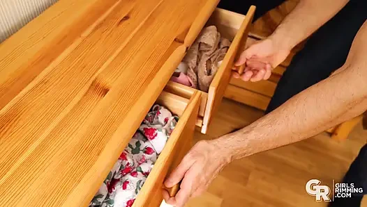 Kızlar dilliyor - sevimli poppy sapık üvey kardeşine sürpriz yapıyor