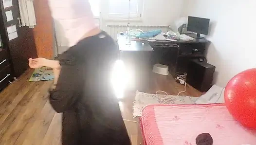 Женщина развлекается примеряя одежду и разрезая ее в любительском видео.