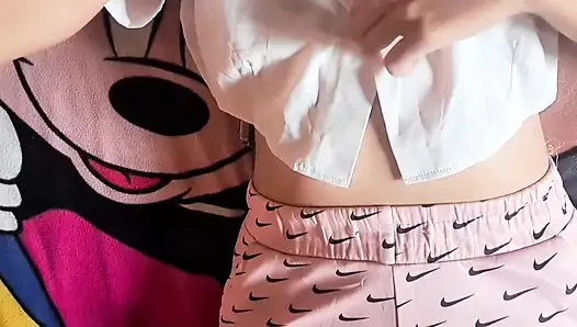 Ich bin so heiß auf diesen Tisch! Intensiver orgasmus! Kostenloser muschi-reib-porno