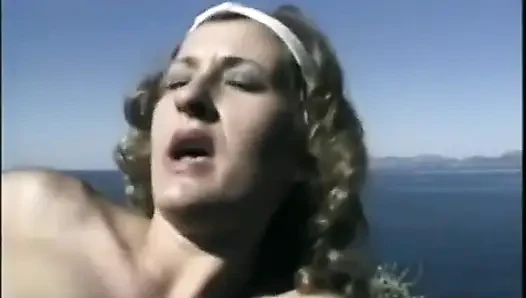 Sarışın Jeany Bee Akdeniz yolculuğu sırasında manzaraları görmeye ve utangaç teneffüsleri ziyarete bayılıyor