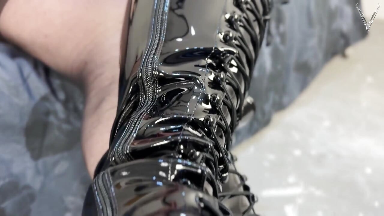 Parlak pvc memnun ediciler ve acınası ağzın - İmparatoriçe Catastrov tarafından bakış açısıyla çizmeye tapınma