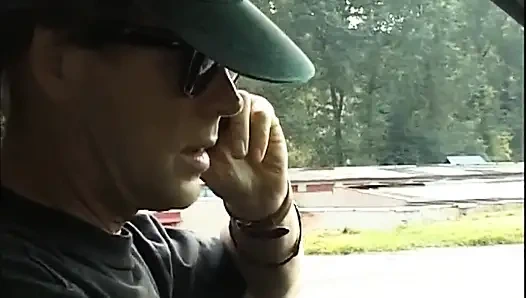 Reife brünette verschlingt schwanz im wilden outdoor-gruppensex