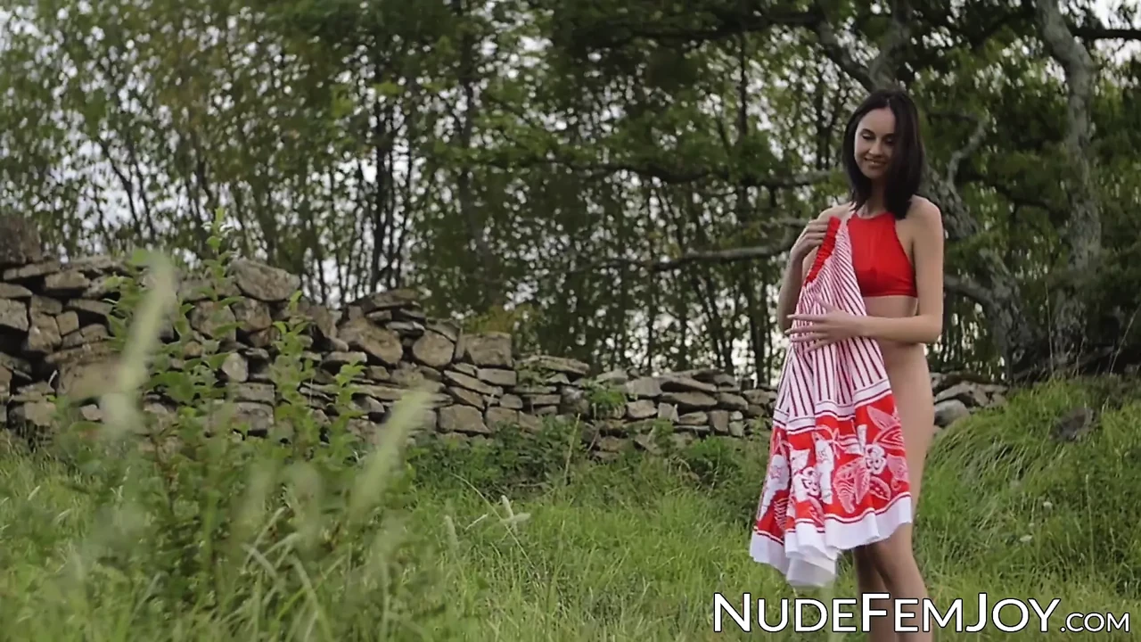 brunette with natural tits Sade Mare teases sensually outdoors