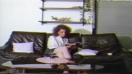 Video jadul cewek hot rambut cokelat lagi asik di-fingering dan dijilat sampai orgasme di sofa
