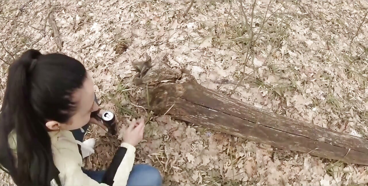 Aus einem Spaziergang für Schneewitter wurde ein saftiger Blowjob mitten im Wald