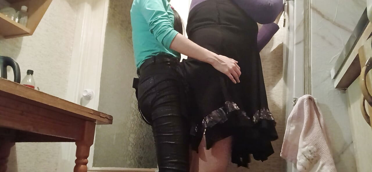 Aku lagi ngentot tetangga yang sudah menikah dengan strap-on di dapur sementara suaminya nonton TV