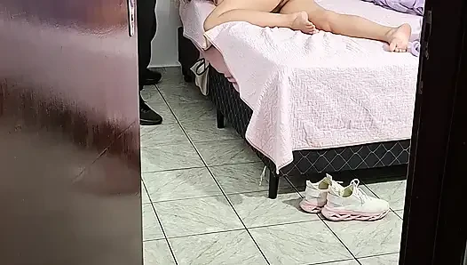 Üvey baba üvey kızının yatması için kıyafetlerini çıkarmasına yardım ediyor.