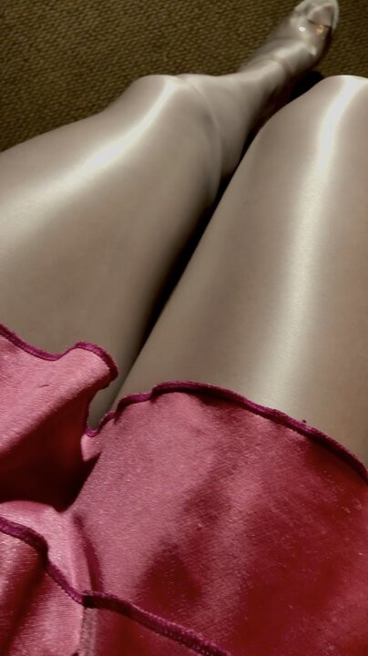 Des jambes sexy s'habillent, collants blancs brillants et enfers ultra hauts