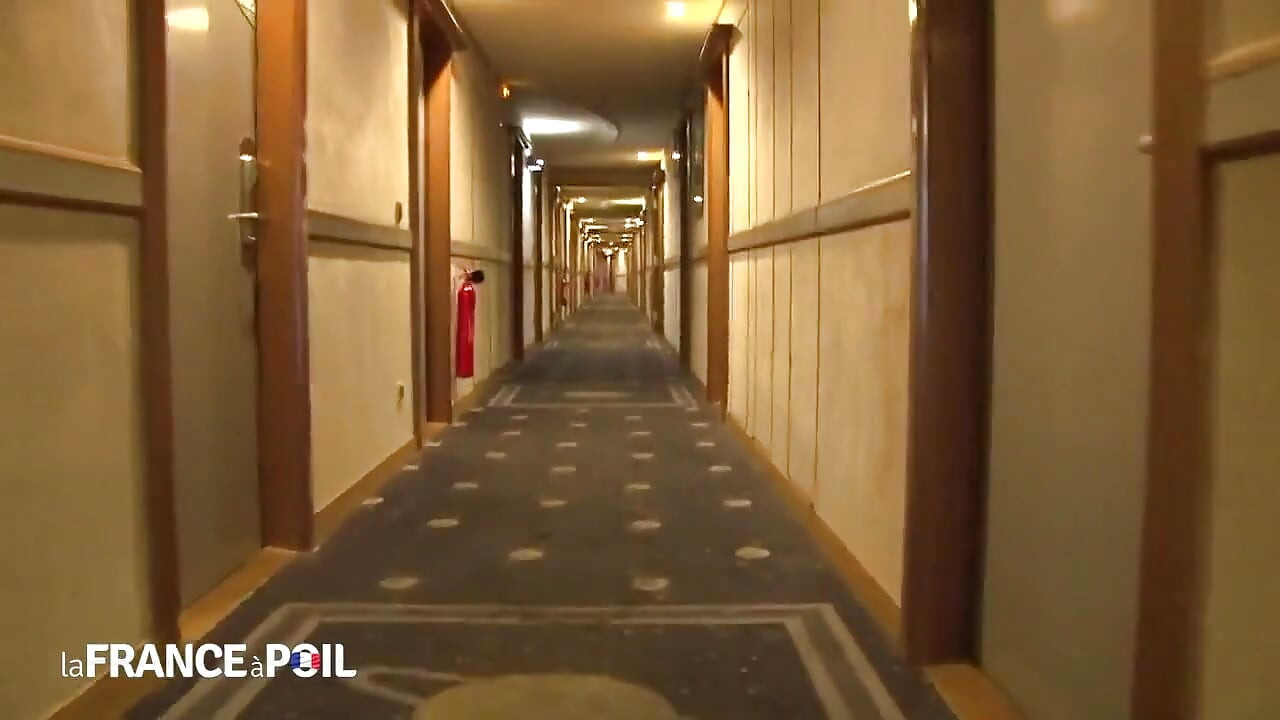 Napaljena mlada brineta raširi jarko ružičastu pičku