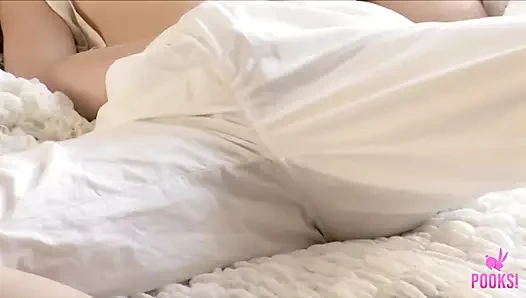 Geile gianna stopft ihre muschi mit ihren fingern und kommt!