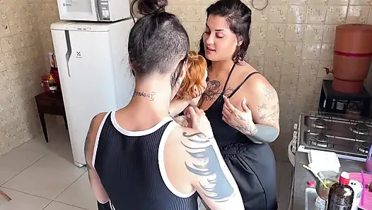 Chubby Rief Ihre Freunde Für Einen Nachmittag Mit Drinks Und Sex an, Und Ihr Invalider Ehemann Sah Alles an, Ohne Zu Reagieren