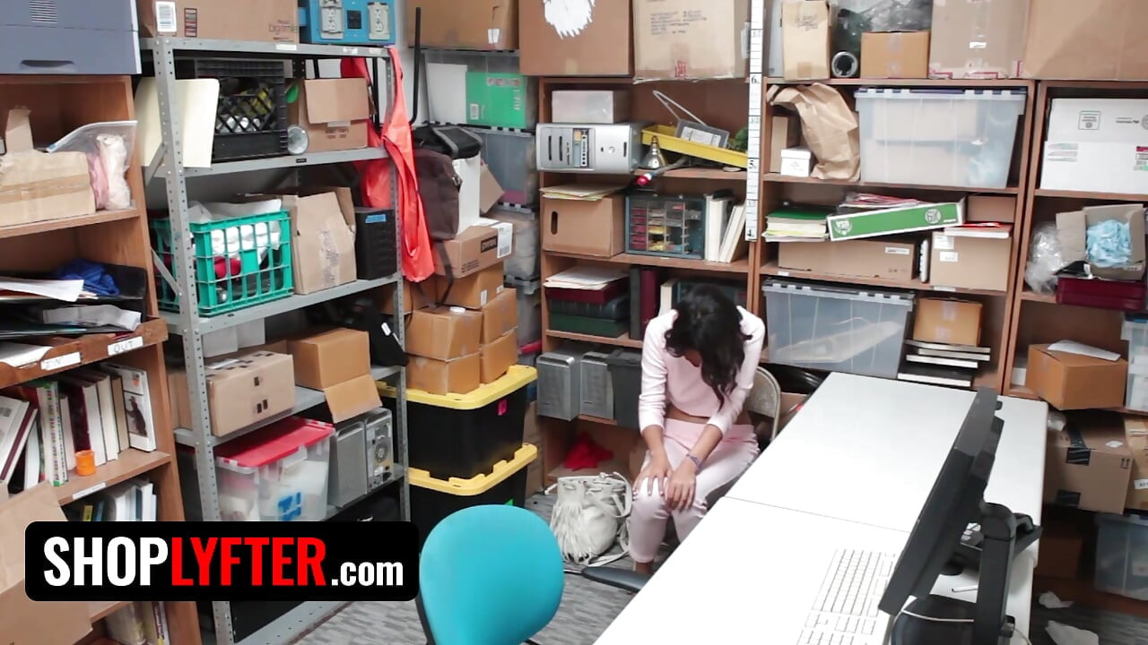 Shoplyfter - Hot Ebony Vixen Kat Arina Gaggs on Officer's Dick to Avoid Troubles with the Law