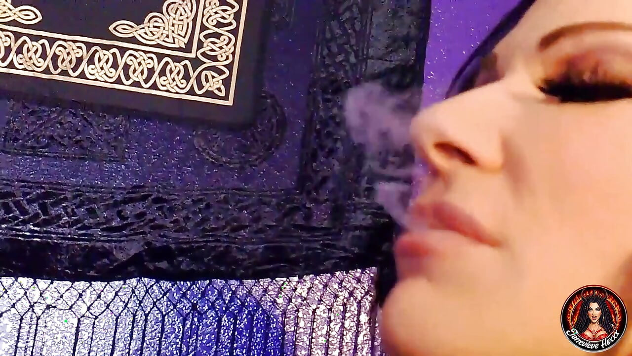 Tetonas milfs Jenevieve y Ariella chupan polla y vape