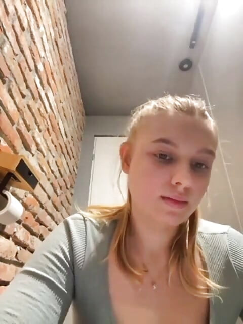 Halkın içinde çıplak. Vibratörle ateşli vücut boşalması. Büyük göt teşhiri. Bakire amcığı parmaklıyor