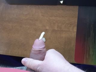 Haribo snoepworm schiet uit plasgaatje, lul, penis met sperma