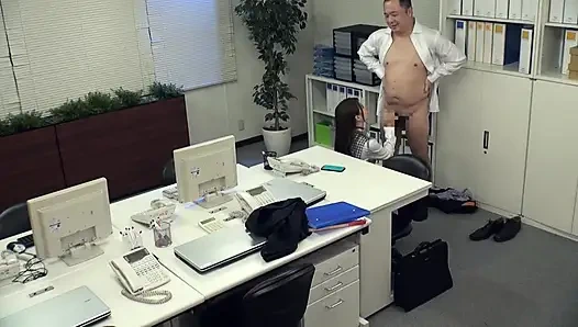 Kerja lembur bareng pria yang pura-pura aku benci