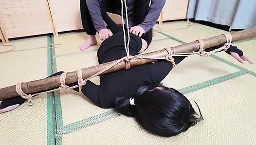 Xr40-siyah çoraplı kız haça bağlı